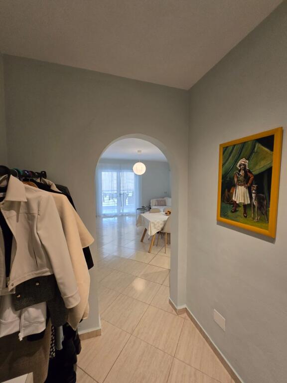 Jepet me QIRA apartament 1+1 Zona Liceu (Shkolla "Mihal Grameno")