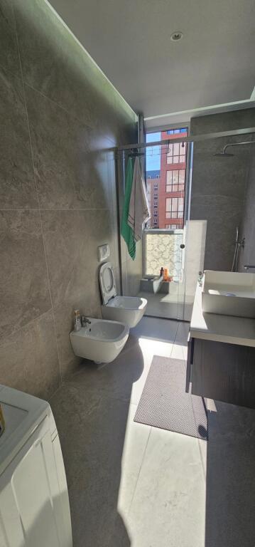 Shitet Apartament 3+1+2 – Bulevardi i Ri, Tiranë