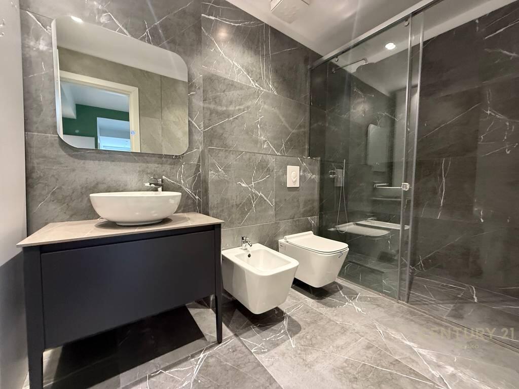 Apartament me qera 1+1 ne Laprake, pas Spitalit Ushtarak. Apartamenti eshte totalisht i mobiluar edhe investuar. Cmimi perfshin 15% e Tatimit. Ju lutem shikoni vendodhjen ne fund te link❗️❗️  Informacion mbi Apartamentin: •Kati i 2 banim ose 3 teknik •Sipërfaqe Bruto: 70M2 •Sipërfaqe Neto : 64M2 •Kubaturë e Rregullt • Ndricim Natyral Organizimi: •Korridor shpërndarës •Sallon i Bollshem •1 Dhoma Gjumi •1 Tualet • Sistem ngrohje ne cdo dhome   Për një vizite në pronë më kontaktoni❗️