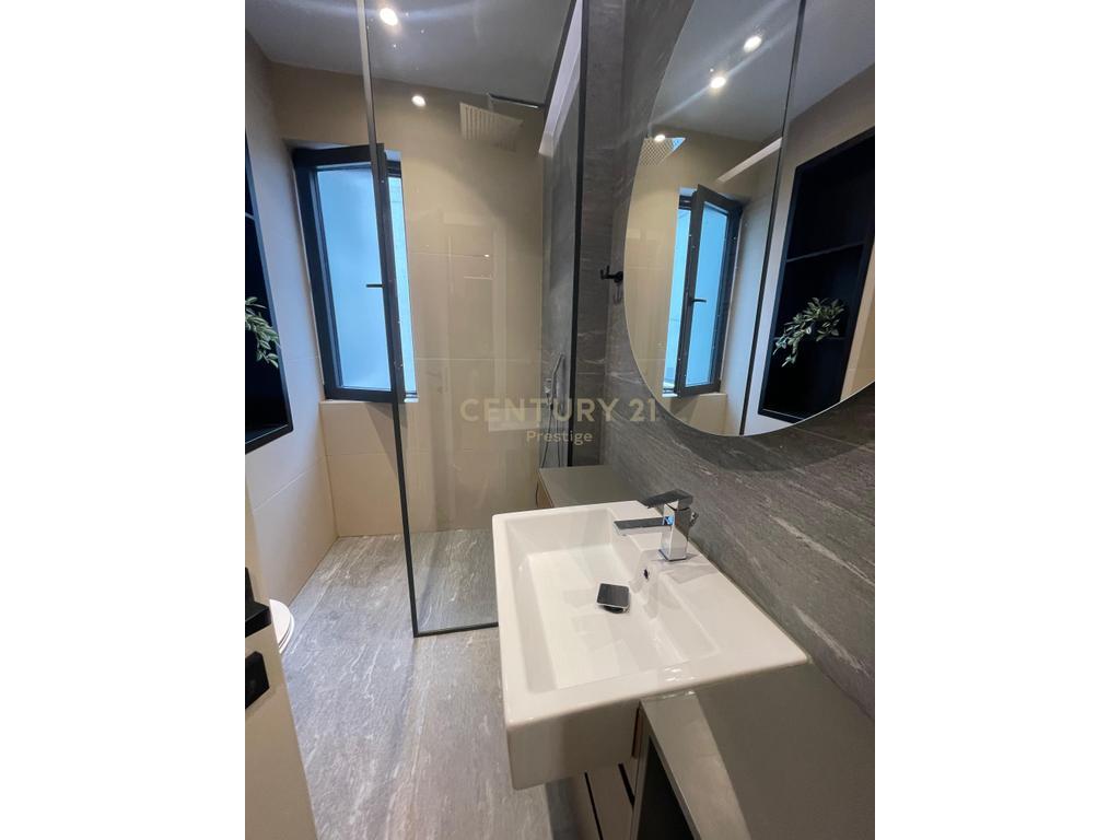 APARTAMENT 2+1+2 + GARAZH ME QIRA PRANE "RADISSON COLLECTION", LIQENI I THATE, TIRANE!