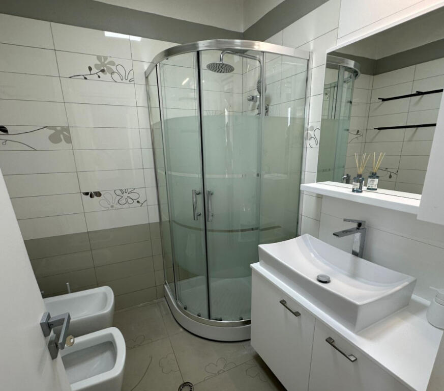 Jepet apartament 2+1 me qera tek Pazari Ri