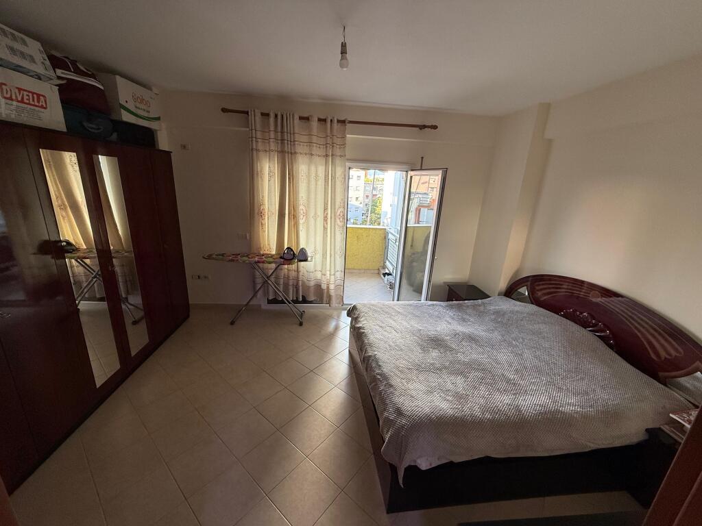 Jepet apartament 2+1+2 tek Komuna e Parisit