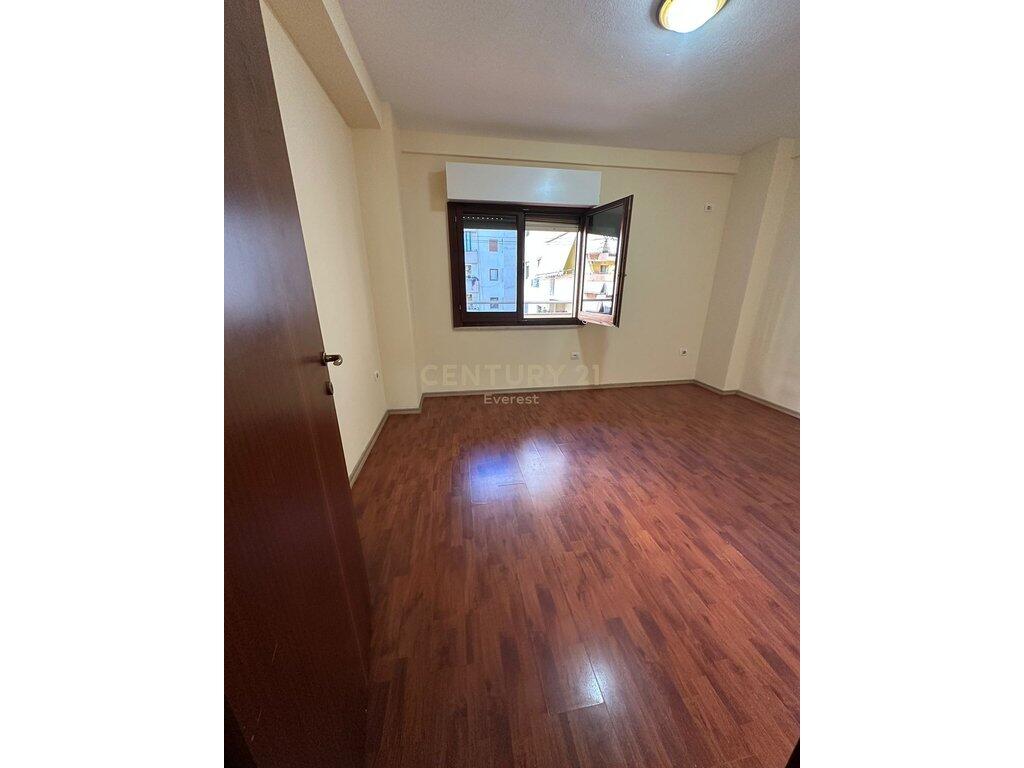KOMUNA E PARISIT, APARTAMENT ME QIRA PER ZYRA