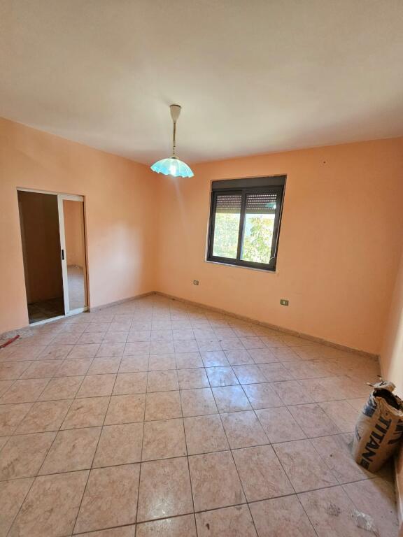 JEPET ME QERA AMBJENT BIZNESI PER QERA PRANE LULISHTES TEK MUZEUMI , DURRES