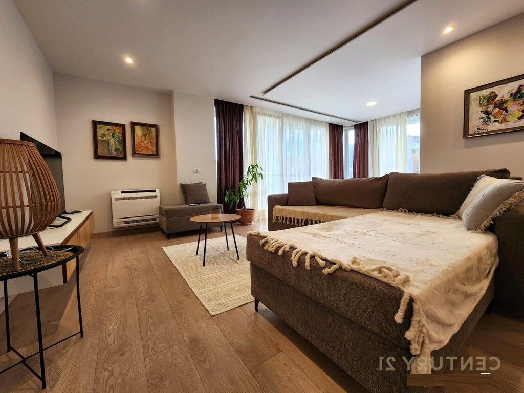 Ofrohet apartament 3+1+2 tualete per qera Kopshti Botanik