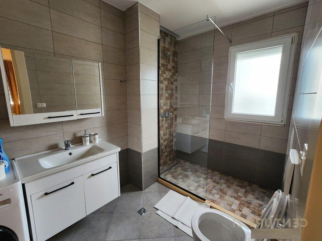 Ofrohet apartament 3+1+2 tualete per qera Kopshti Botanik