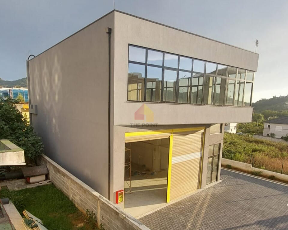 Jepet më qera ambient komercial 360 m2 pranë TEG