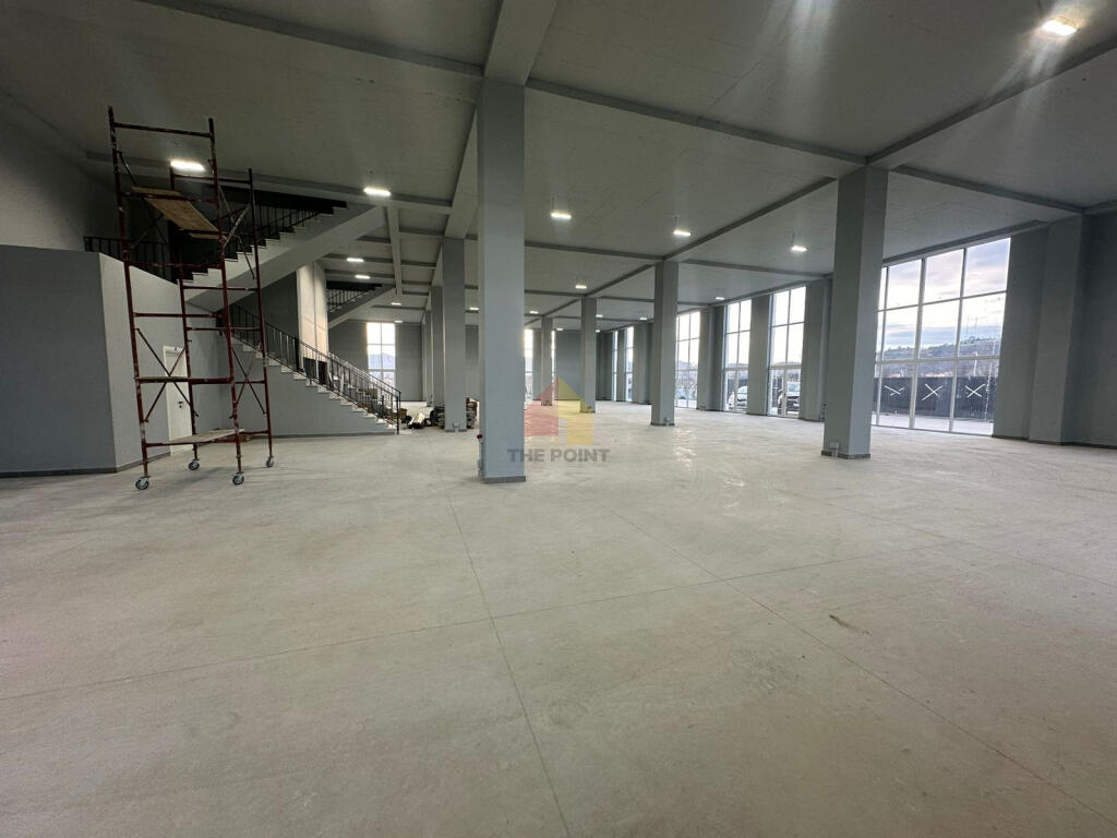 Ambient Komercial me qera 2-katesh 5300 m2 prane Ktheses se Rinasit
