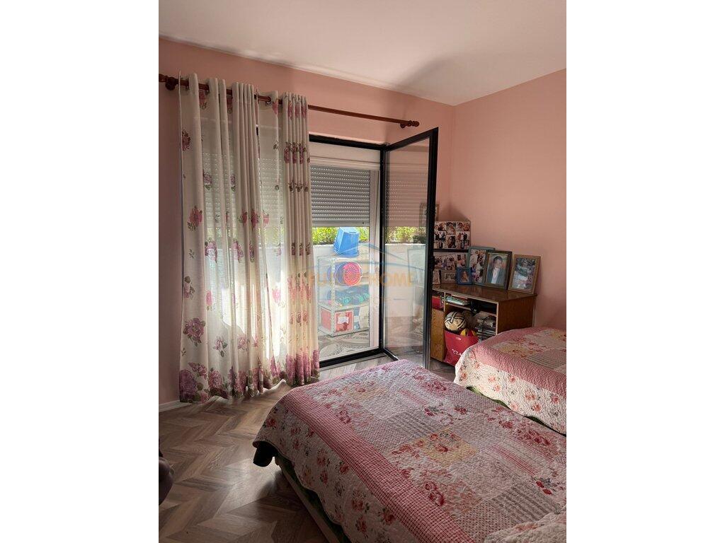 Shitet, Apartament 2+1, Rruga 5 Maji, Tiranë.