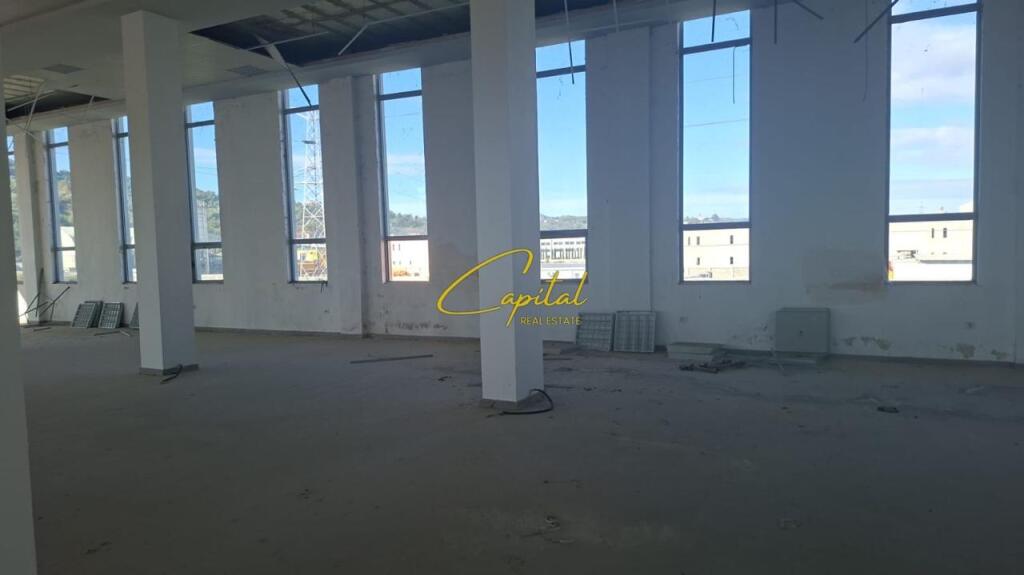 MAGAZINE ME QERA 800 M2 AUTOSTRADA TR-DR 2000 EURO