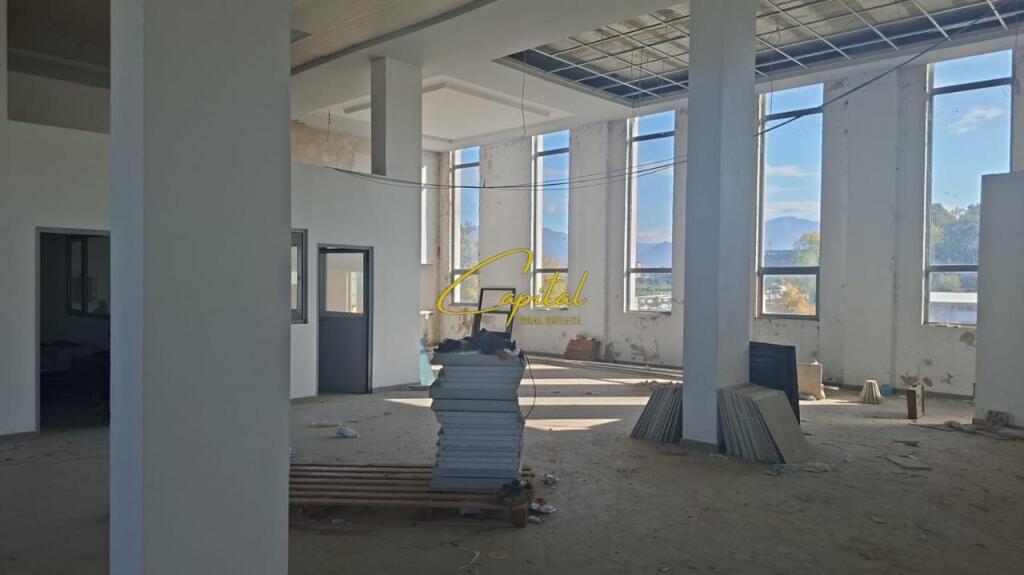 MAGAZINE ME QERA 800 M2 AUTOSTRADA TR-DR 2000 EURO