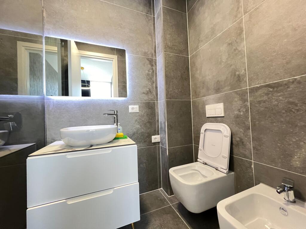 ✨ Appartamento moderno 2+1+2 in affitto con posto auto 📍 Posizione: Lago Secco, Tirana