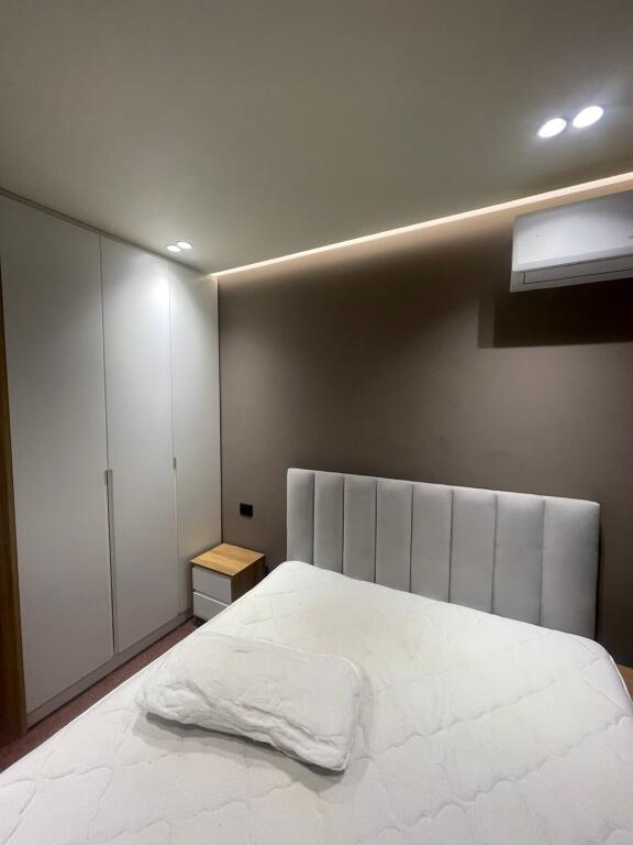 Jepet me qera apartament 1+1,700 euro,në katin e 2-të, ne qender tek Taiwani