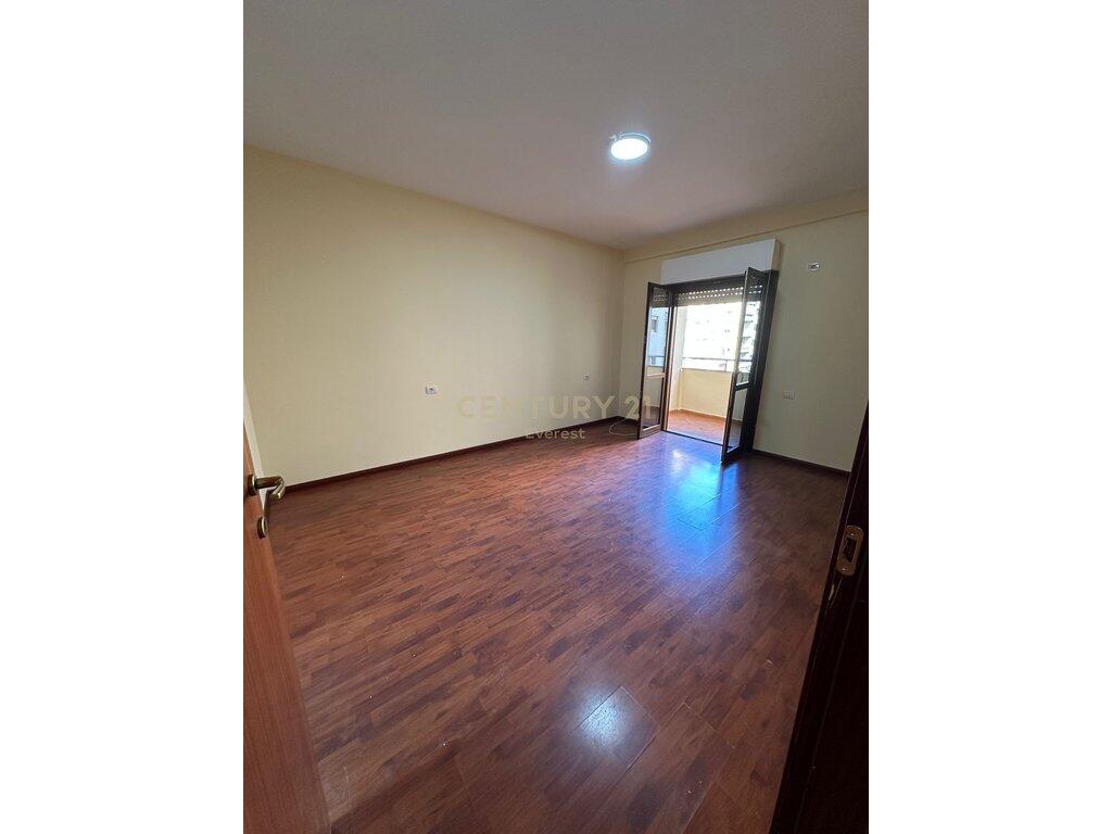 KOMUNA E PARISIT, APARTAMENT ME QIRA PER ZYRA