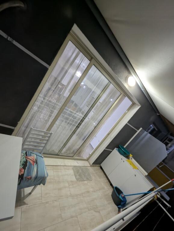 Jepet me qera Apartamenti 1+1, Fresk , Kompleksi i Tom Doshit . 400 euro i diskutueshem
