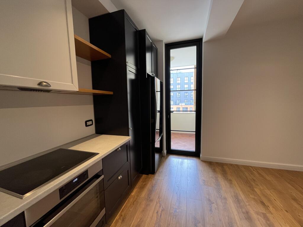 Apartament 2+1+2 dhe 3 ballkone me qira tek Komuna e Parisit