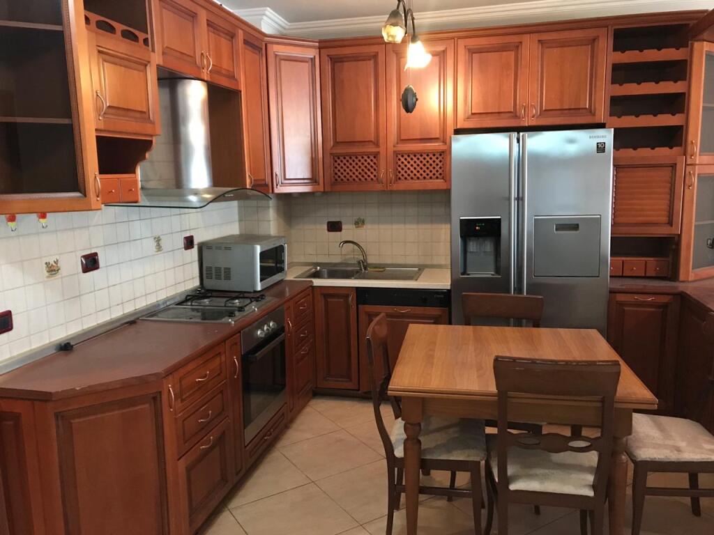 For rent apartment 3+1+3 at Komuna e Parisit