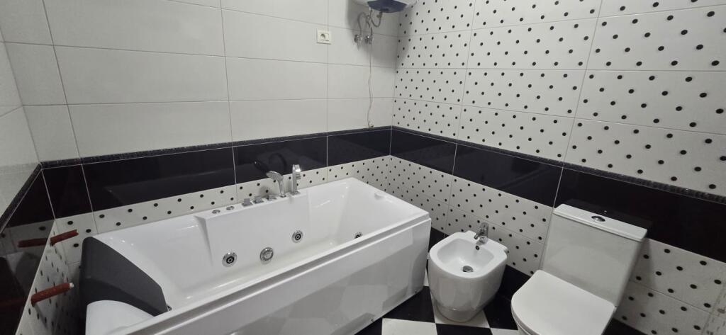 🏢Ish Parku Autobuzave,Rr.Frosina Plaku jepet me qera apartament 3+1+2,i mobiluar 700Euro