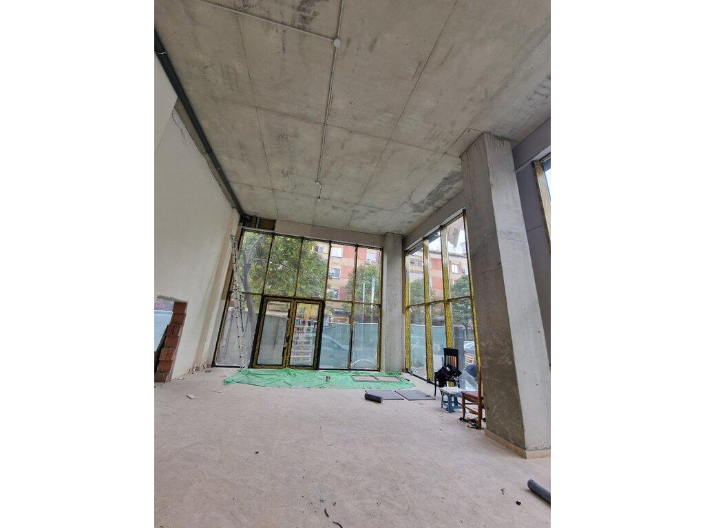 CORNER, BUZE RRUGE KRYESORE 160M2 Ambient Komercial me Qira – Rruga e Barrikadave, Qendër, Tiranë