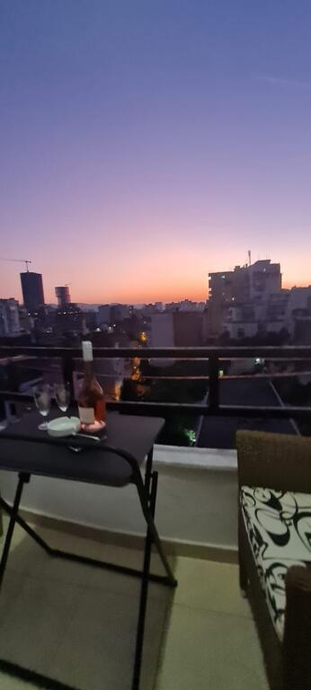 Jepet me qera apartament 1+1, mbrapa Viles Gold. Prona lirohet ne fund te muajit nentor