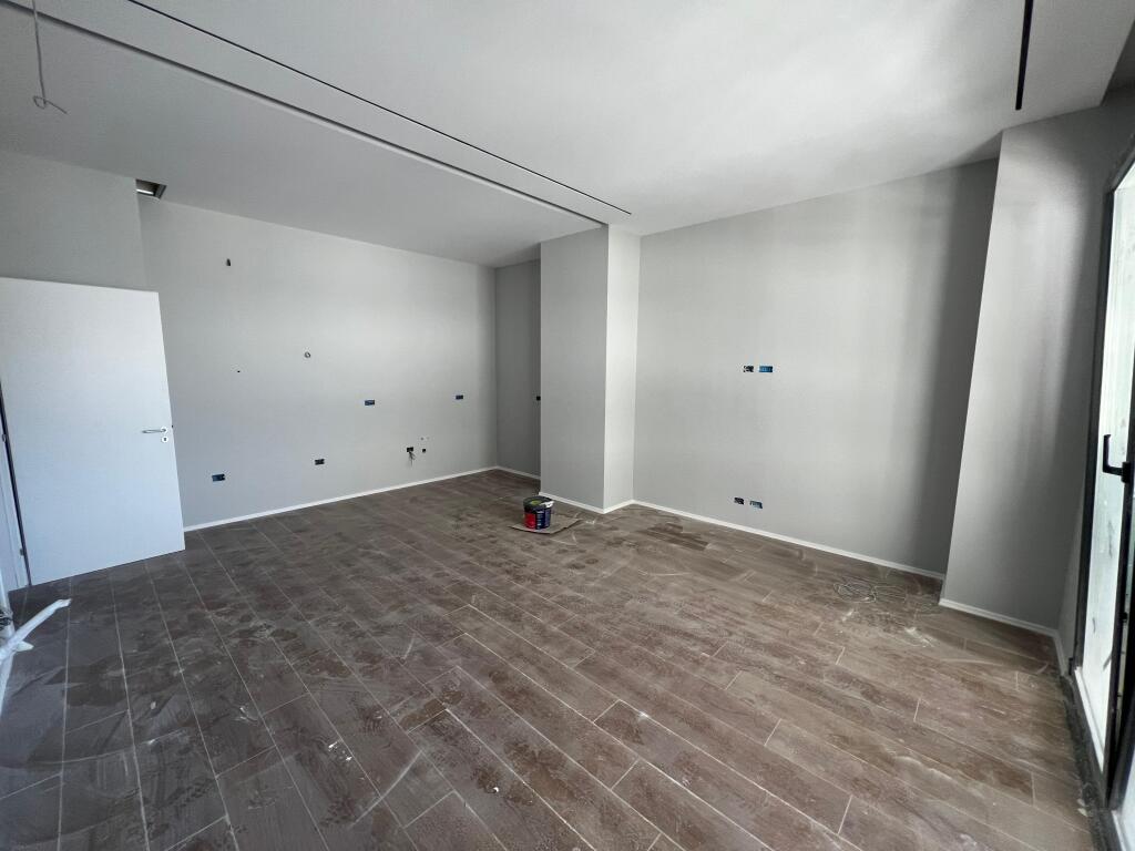🏢AMBIENT ZYRE + POST PARKIMI ME QIRA - VASIL SHANTO!