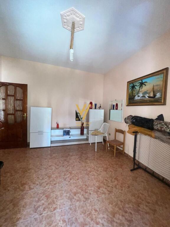 JEPET HYRJE 3+1 ME QERA TE SHALLVARET 1.500 EURO