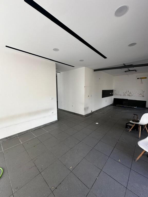 Jepet Ambjent+verande+poste parkimi,  me Qira – 700 m² 📍 Stadiumi Dinamo