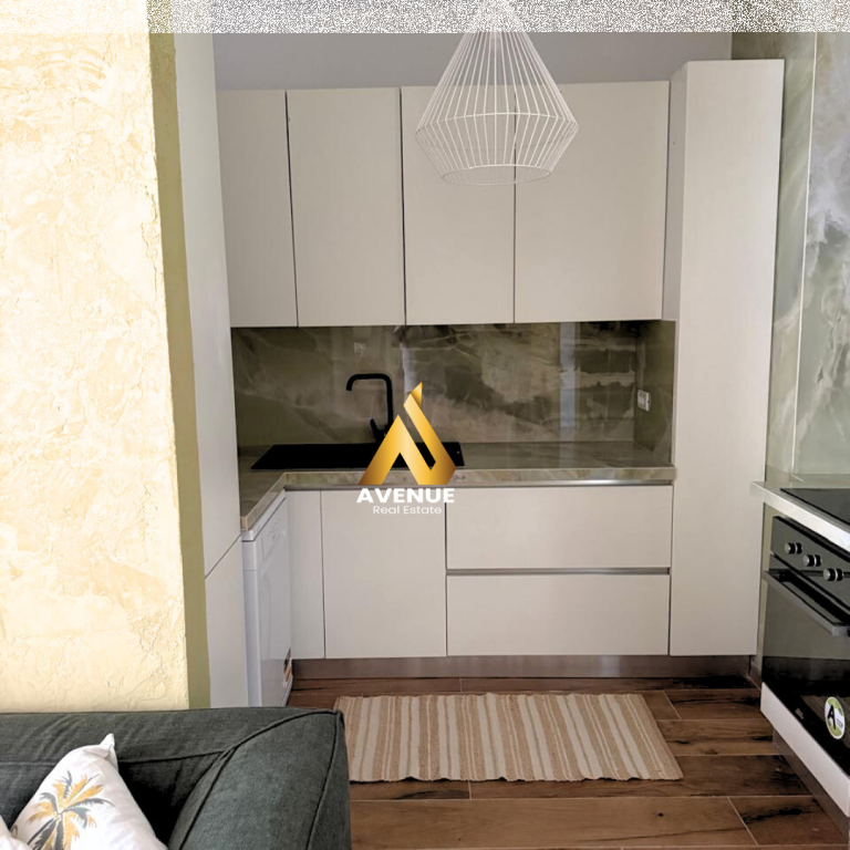 JEPET ME QIRA APARTMENT 2+1+2 + 2 POSTE PARKIMI UNIVERS CITY, TIRANE  Çmimi: 600 Euro/Muaj Adresa: Gryka e Kacanikut  ORGANIZIMI: 1 Sallon + Kuzhine 1 Dhome gjumi 1 Tualet 1 Ballkon  Detaje te tjera: Apartamenti ndodhet ne katin e 3-te te nje kompleksi te ri Hapesira te mire organizuara dhe te bollshme I sapo mobiluar Disponon 2 poste parkimi te perfshira ne cmim Pamje e lire nga parku I lojrave te kompleksit  Per me shume informacione ose nje vizite ne prone na kontaktoni: