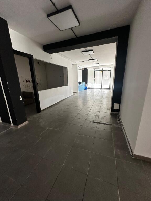 Jepet Ambjent+verande+poste parkimi,  me Qira – 700 m² 📍 Stadiumi Dinamo