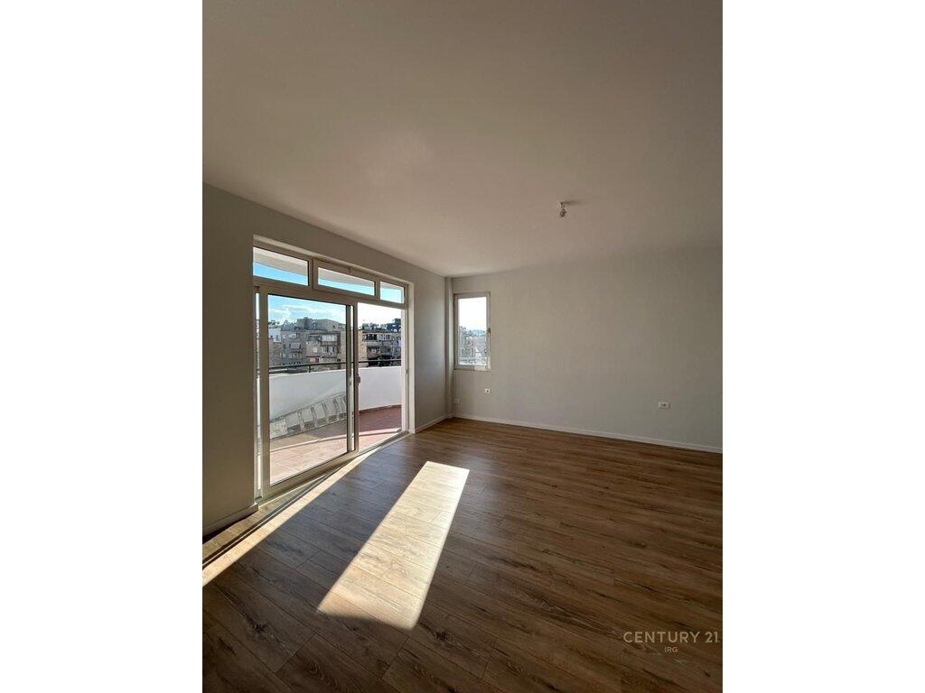 ZYRE ME QERA TE Rr. FORTUZI 900 € /Muaj