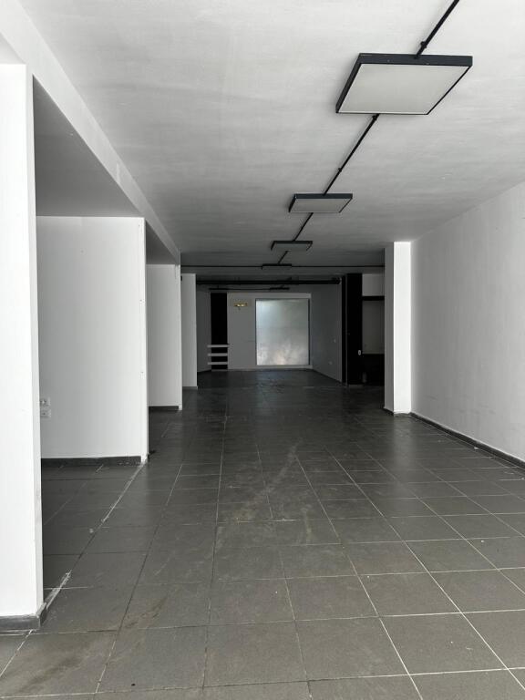 Jepet Ambjent+verande+poste parkimi,  me Qira – 700 m² 📍 Stadiumi Dinamo