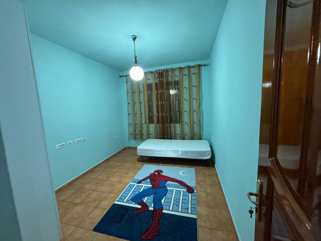 Appartamento in affitto – 4+1+2 bagni, Kinostudio  Affittasi appartamento 4+1, al 4° piano di un palazzo nuovo con ascensore, nella zona di Kinostudios   • Cucina separata  • 3 camere da letto  • 2 bagni  • 2 balconi Prezzo 50000 lek