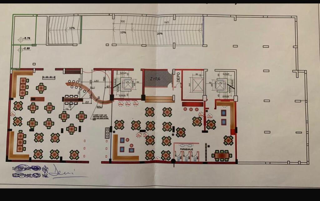 Si affittano due locali di 400 m² ciascuno ai piani 0 e -1 a Bllok nella via di Lsi.