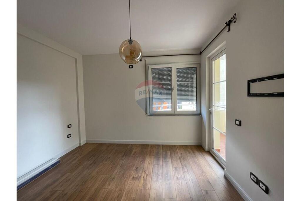 Apartament 2+1+2 me qira tek Komuna e Parisit