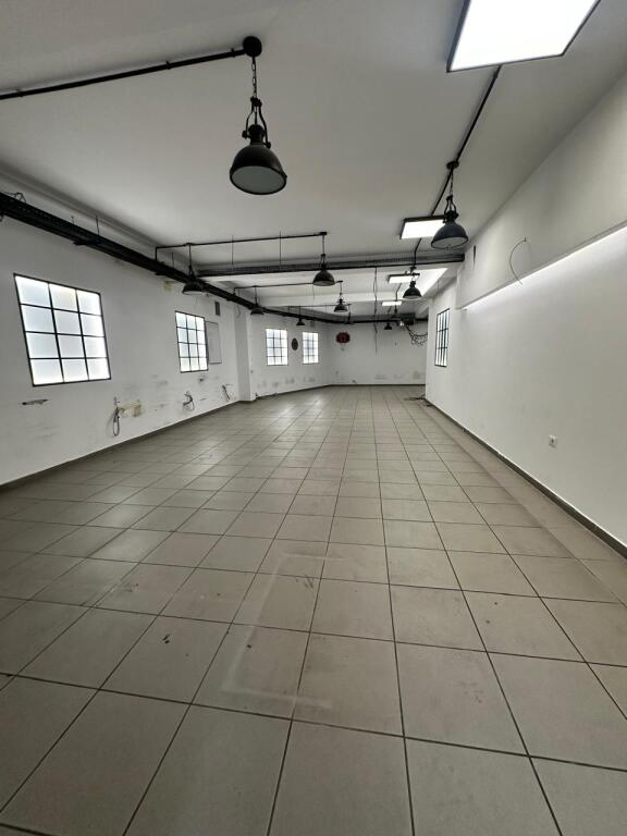 Jepet Ambjent+verande+poste parkimi,  me Qira – 700 m² 📍 Stadiumi Dinamo