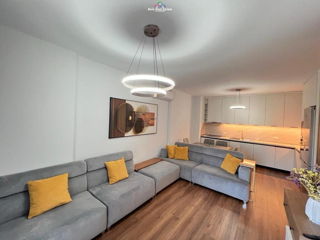 Jepet super apartament 2+1 me qera tek Shkolla Kuqe, i pa banuar me pare