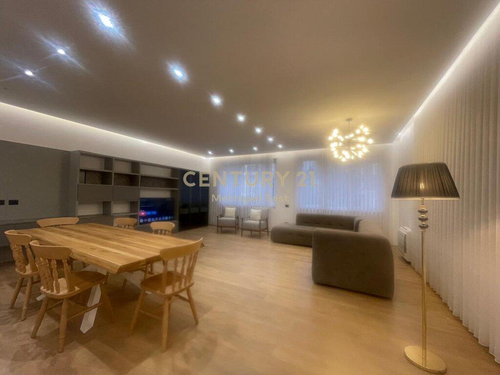 VILLA SU 3 PIANI IN VENDITA + 400m2 DI TERRENO NELLA RESIDENZA SECRET GARDEN 695.000 €