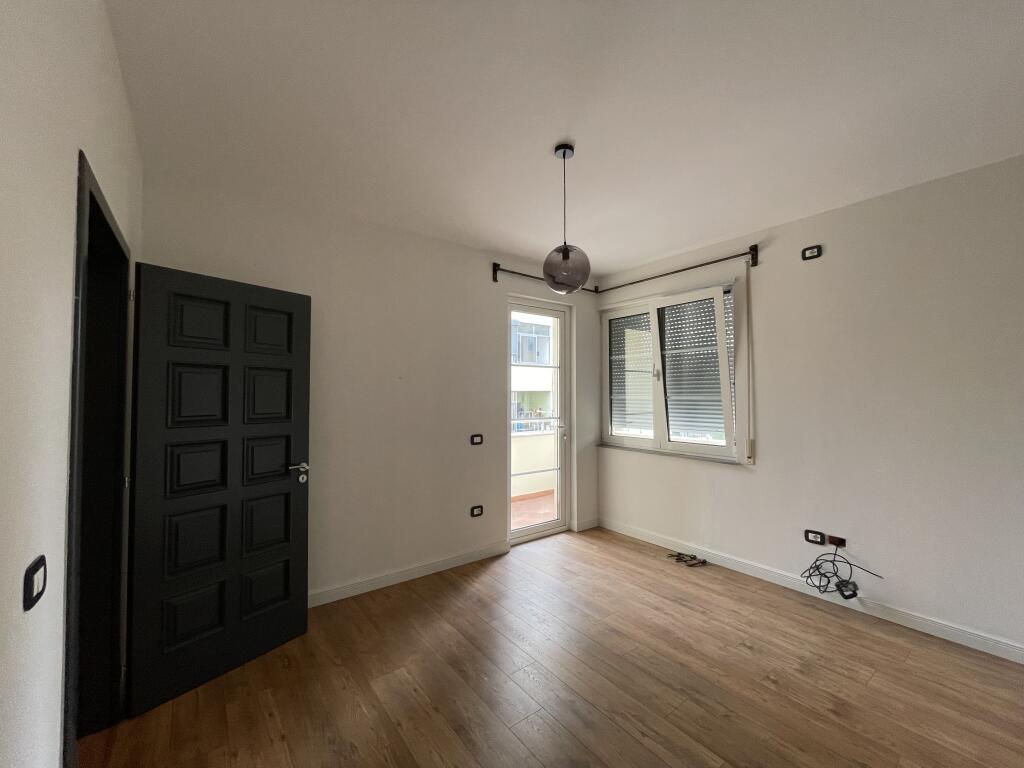 Apartament 2+1+2 dhe 3 ballkone me qira tek Komuna e Parisit