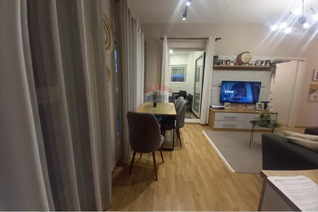Shitet Apartament 2+1+2 tek Kompleksi Mangalem