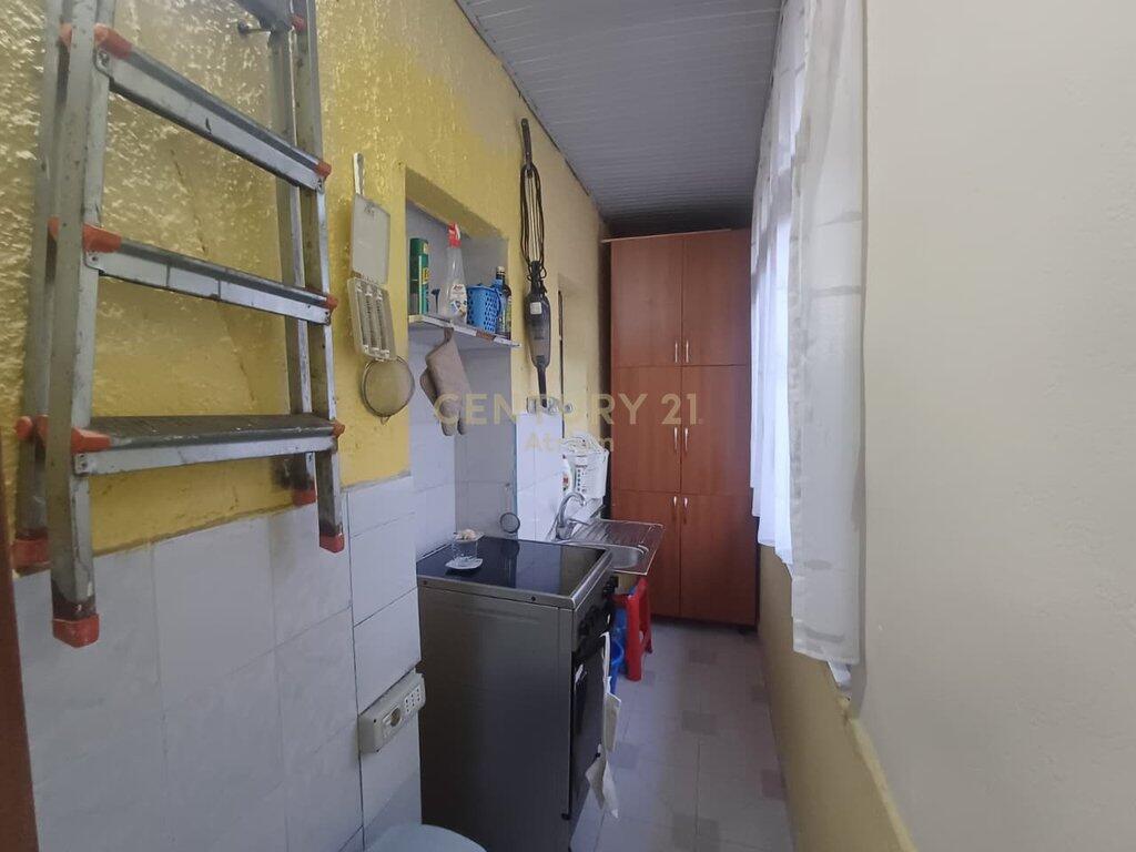 🏡 Shitet apartament 2+1 pranë Shkollës “Niket Dardani”