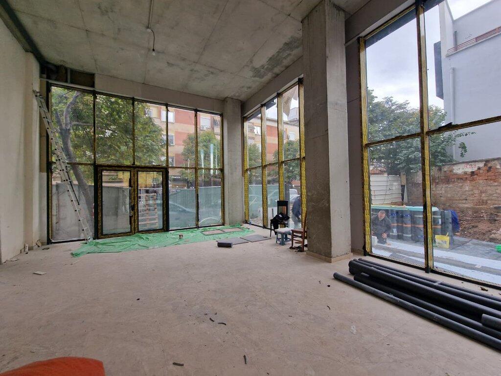 CORNER, BUZE RRUGE KRYESORE 160M2 Ambient Komercial me Qira – Rruga e Barrikadave, Qendër, Tiranë