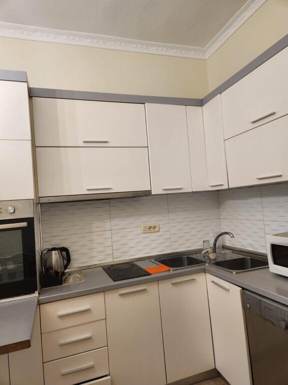 🏢Tek Shallvaret,Rruga Reshit Collaku jepet me qera apartament,2+1 i  mobiluar.600 Euro