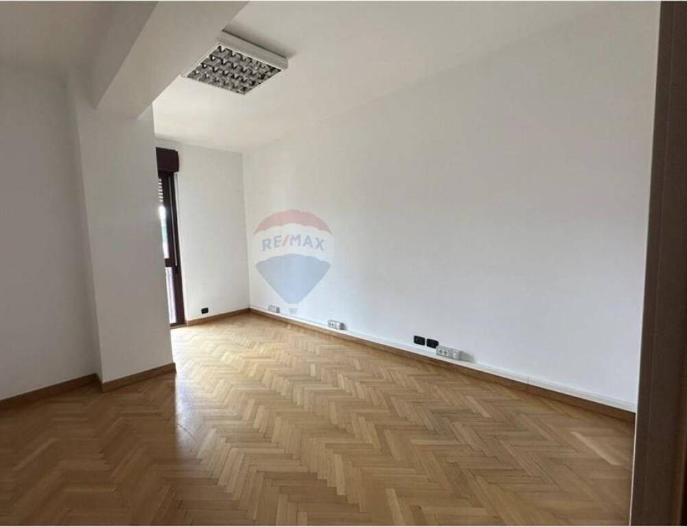 Office for Rent in the Center – Skënderbej Square
