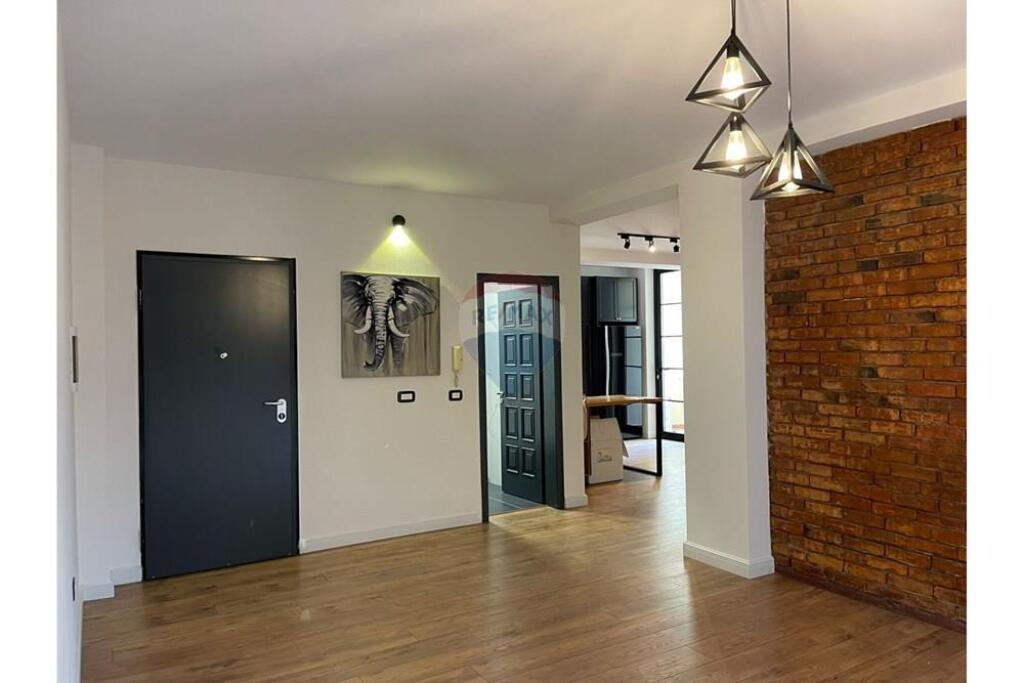 Apartament 2+1+2 me qira tek Komuna e Parisit