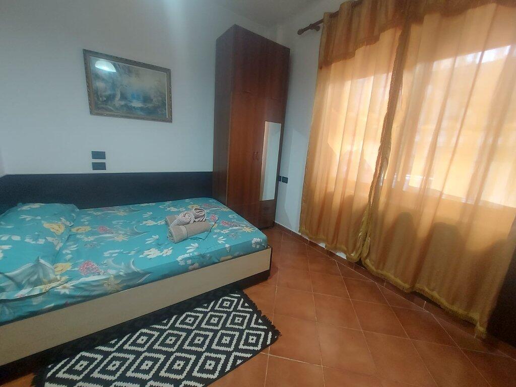 Jepet Garsoniere Me Qira në rrugen Gjon Mili, Frigoriferi, Tiranë -