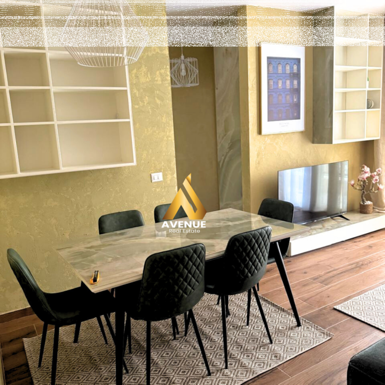 JEPET ME QIRA APARTMENT 2+1+2 + 2 POSTE PARKIMI UNIVERS CITY, TIRANE  Çmimi: 600 Euro/Muaj Adresa: Gryka e Kacanikut  ORGANIZIMI: 1 Sallon + Kuzhine 1 Dhome gjumi 1 Tualet 1 Ballkon  Detaje te tjera: Apartamenti ndodhet ne katin e 3-te te nje kompleksi te ri Hapesira te mire organizuara dhe te bollshme I sapo mobiluar Disponon 2 poste parkimi te perfshira ne cmim Pamje e lire nga parku I lojrave te kompleksit  Per me shume informacione ose nje vizite ne prone na kontaktoni: