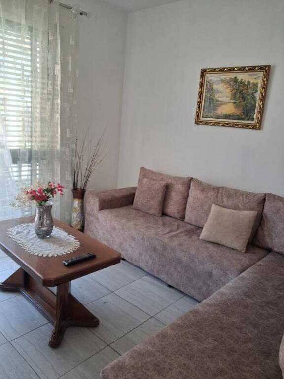 🏠Ne zonen e Alliasit,Rr.Zef Bumci jepet me qera kati i II-te i nje vile,2+1+2,i mobiluar.45,000Leke