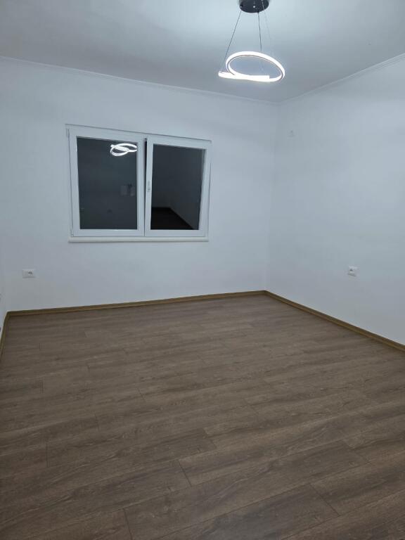 Vendesi appartamento 2+1 a Xhamllik (vicino al Bar Favela)
