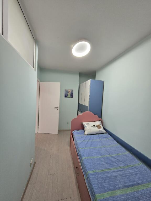 APARTAMENT ME QERA, PAZARI I RI