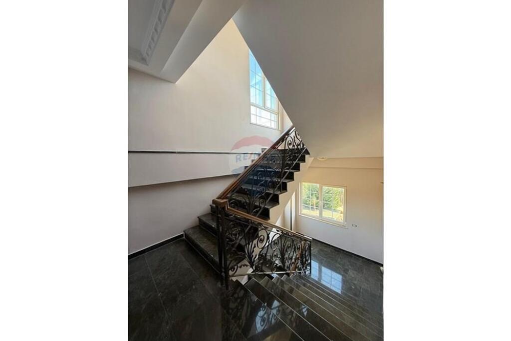 **Shitet Ndërtesë Multifunksionale pranë Aeroportit të Tiranës**